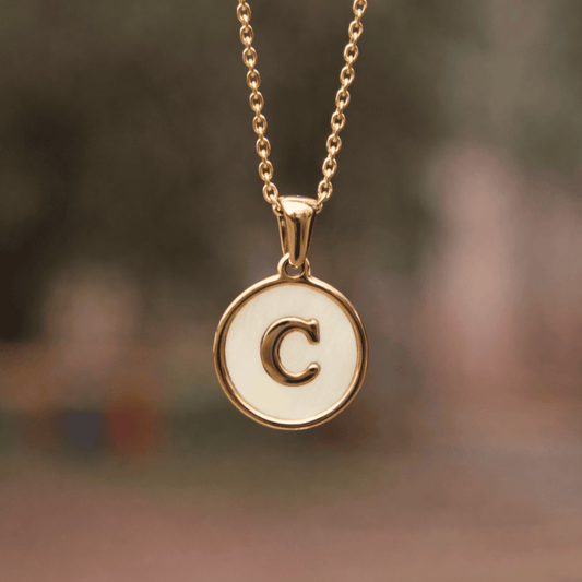 Collar con Inicial (fondo blanco)