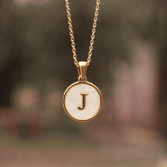 Collar con Inicial (fondo blanco)