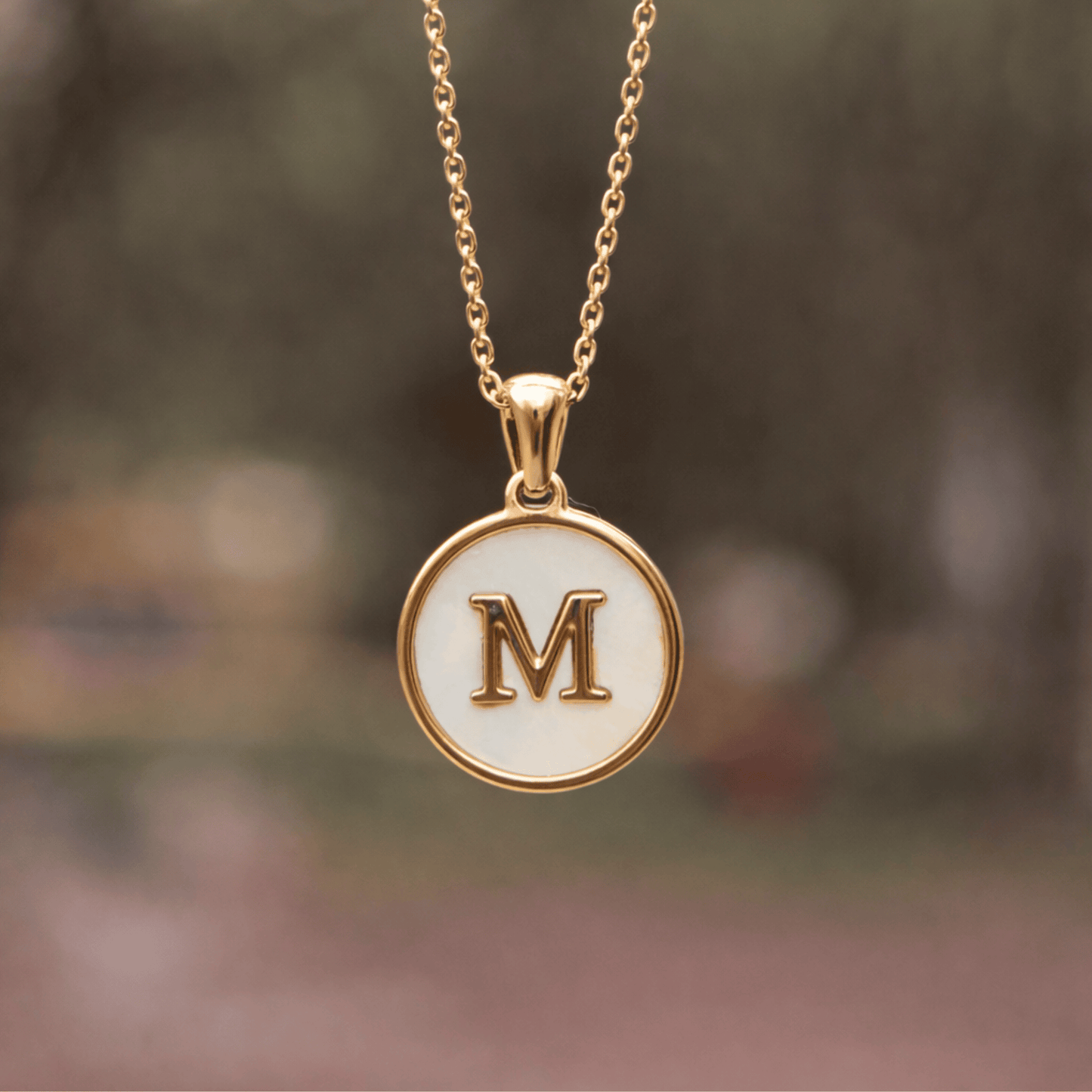 Collar con Inicial (fondo blanco)