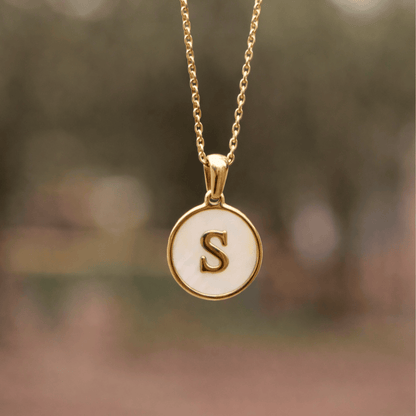 Collar con Inicial (fondo blanco)